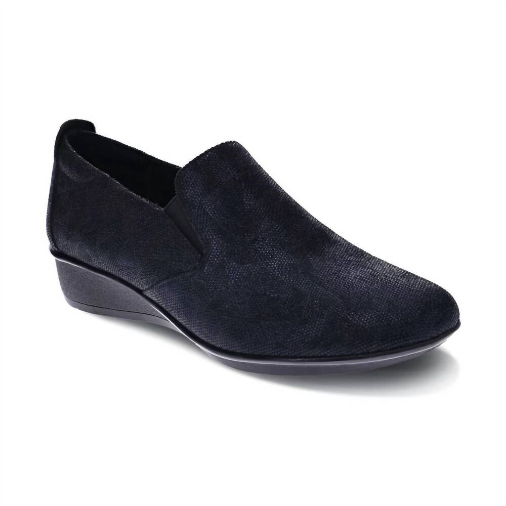 NEW REVERE women's jamaica arch support loafers in black angle